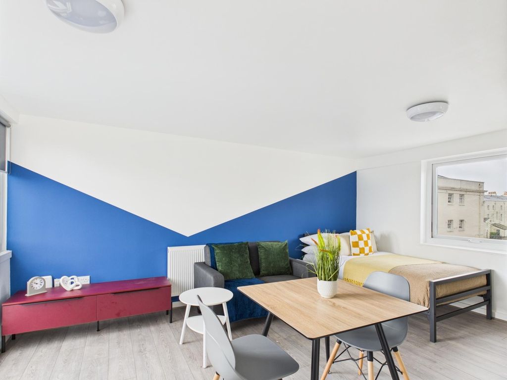 Property photo 1 of 10 Bright, Modern Living Room With Bold Geometric Acc...