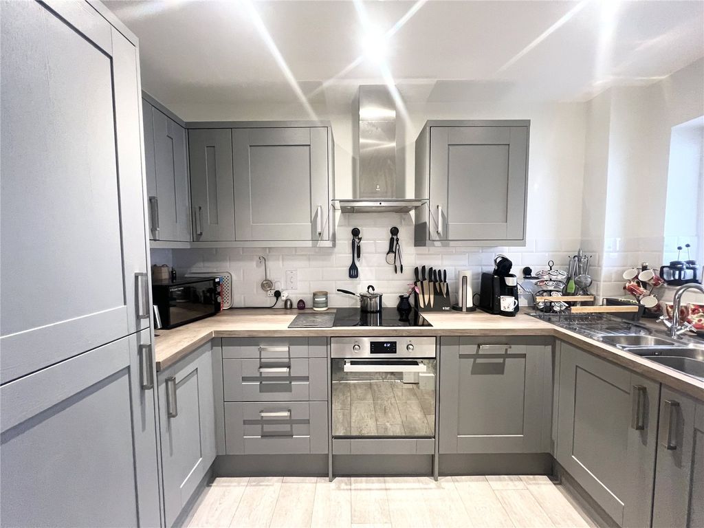 Property photo 3 of 19 Kitchen