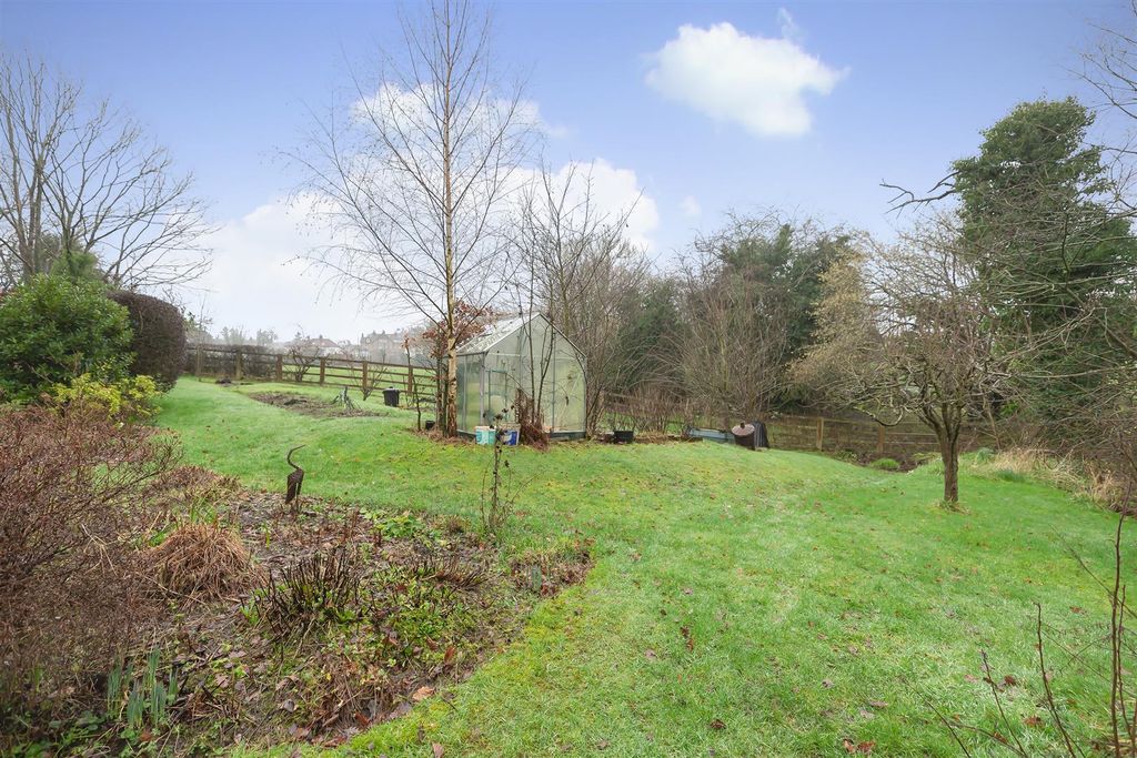 Property photo 2 of 38 Side Garden