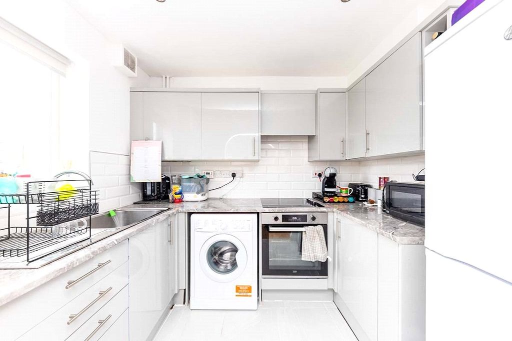 Property photo 2 of 8 Picture No. 18