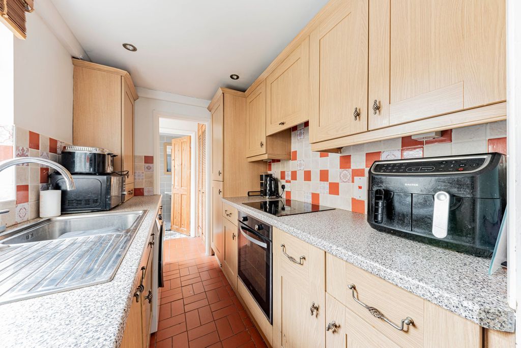 Property photo 3 of 17 Kitchen (1)