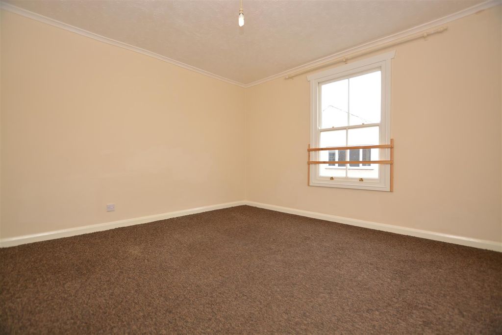 Property photo 3 of 11 Living Room