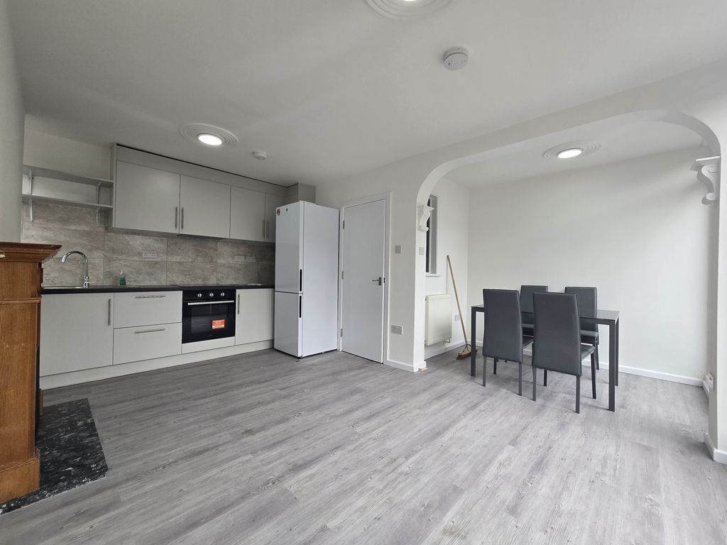 Property photo 1 of 6 A Very Well Presented Ground Floor 2 Bedroom Flat Boasting Light And Bright Accommodation With A Wonderful Open-Plan Reception Room/Kitchen.