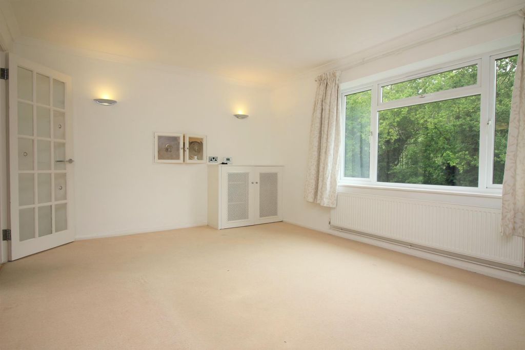 Property photo 2 of 10 Lounge.Jpg