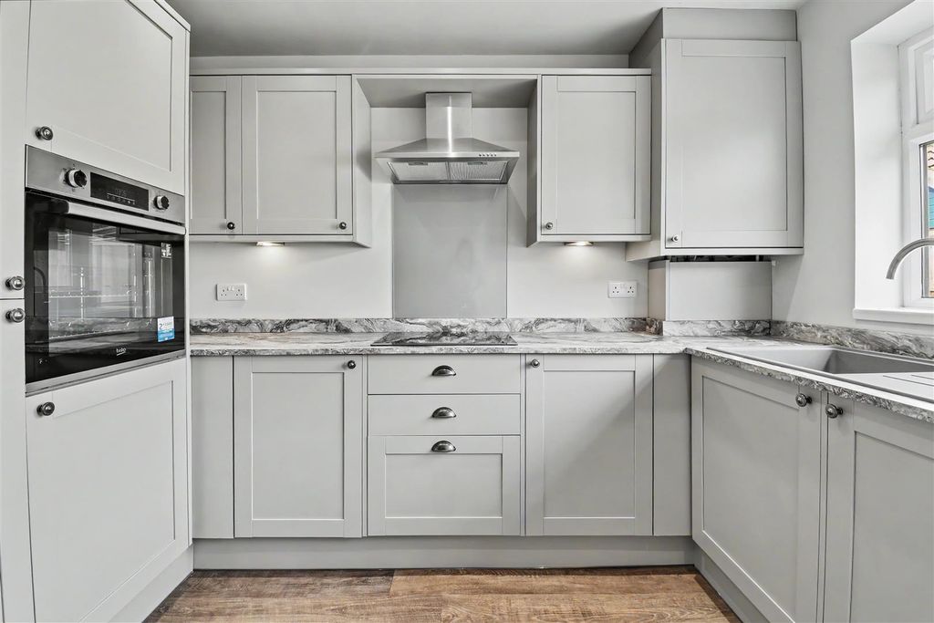 Property photo 3 of 12 Kitchen