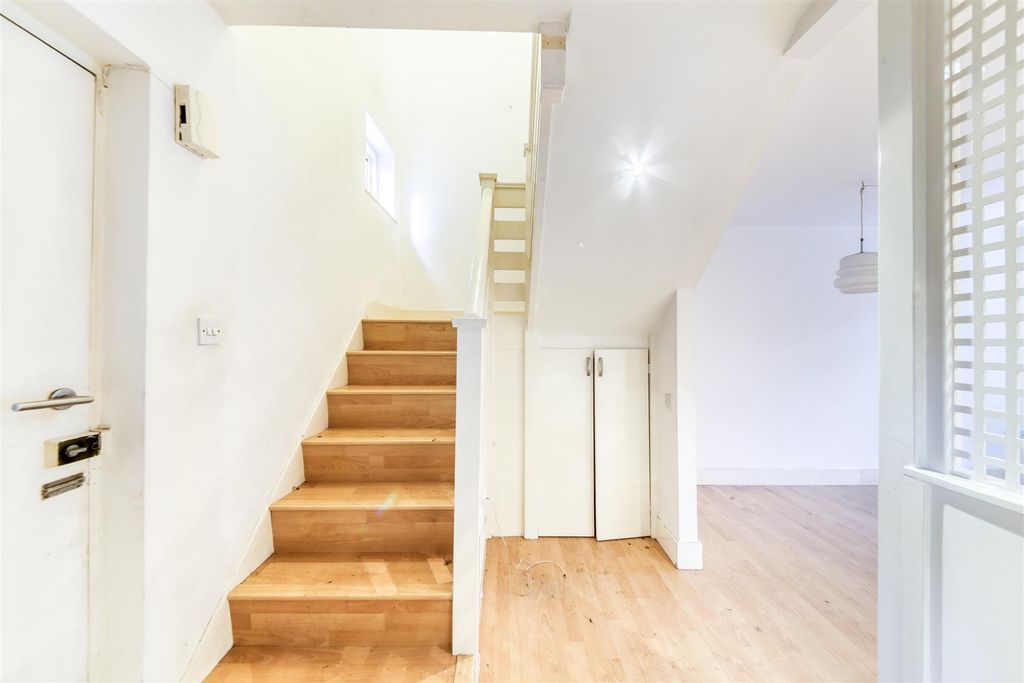 Property photo 3 of 20 Entrance Hall