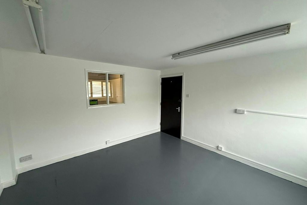 Property photo 3 of 4 21 Horcott Int 2.Jpg