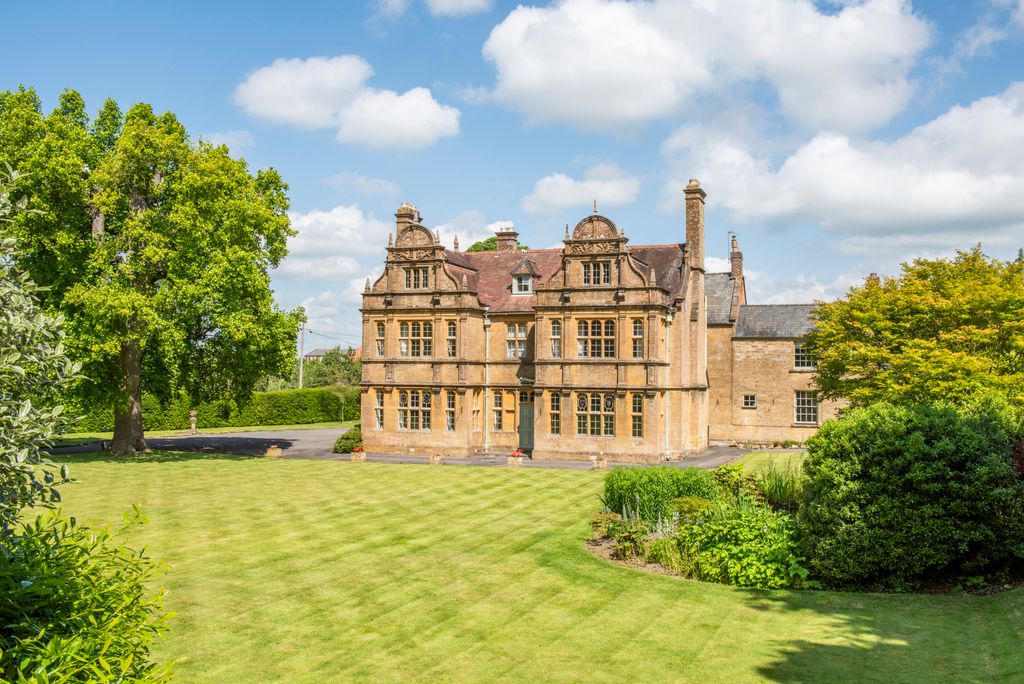 Property photo 1 of 48 Thorne House