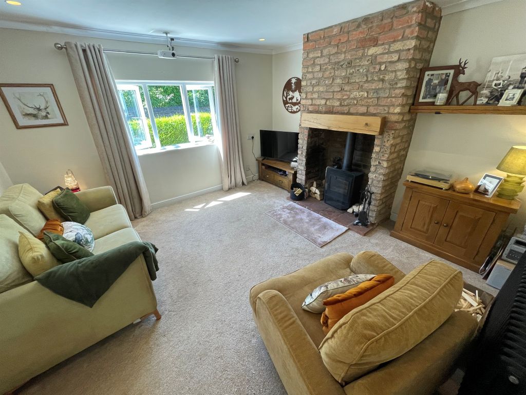 Property photo 3 of 12 Lounge