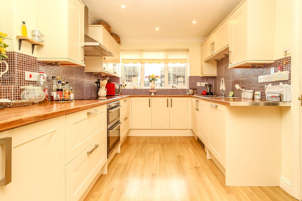 Property photo 3 of 16 Kitchen