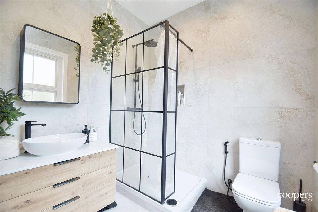 Property photo 3 of 10 Bathroom