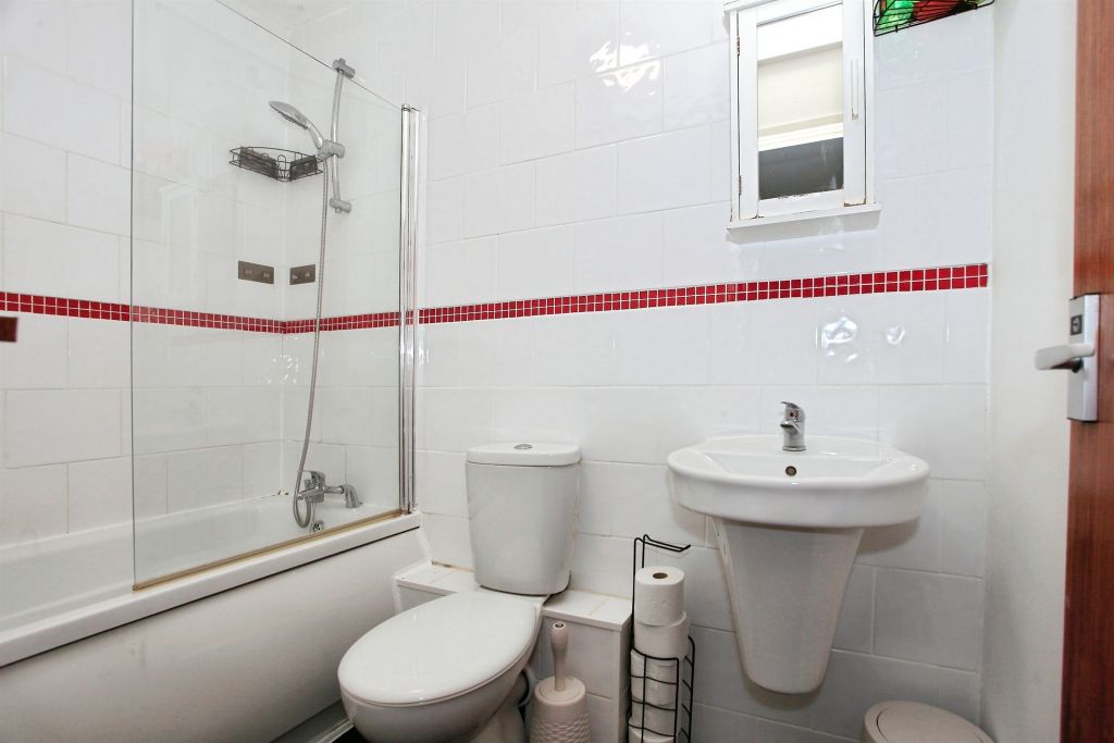 Property photo 3 of 17 Bathroom