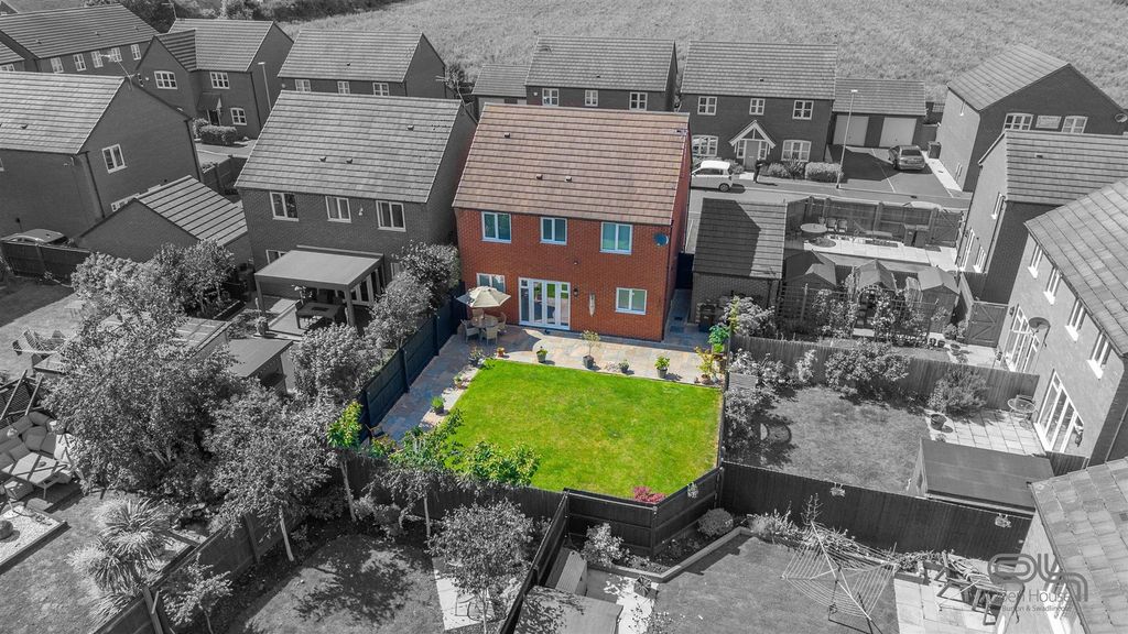 Property photo 2 of 28 St Mary's Drive, Stretton (4).Jpg