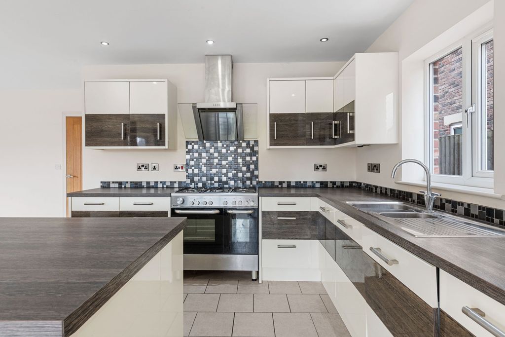 Property photo 2 of 32