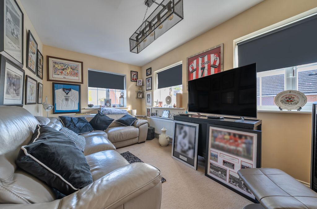 Property photo 3 of 12 1373808-15-68Ff59...