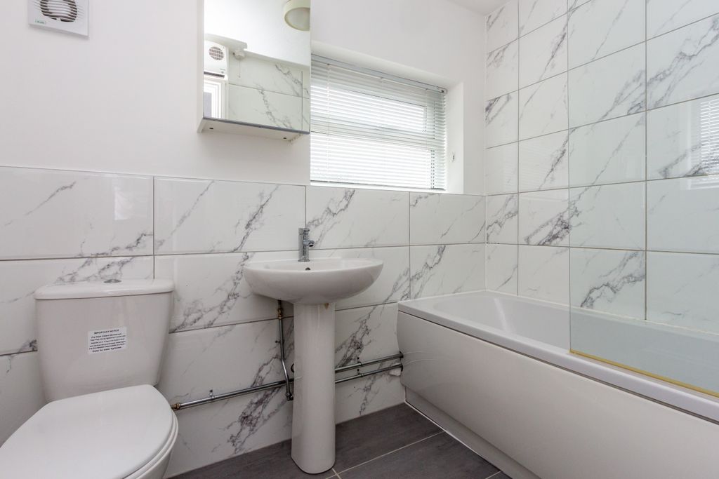 Property photo 2 of 10 Bathroom