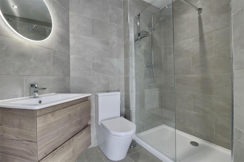 Property photo 3 of 12 Ensuite