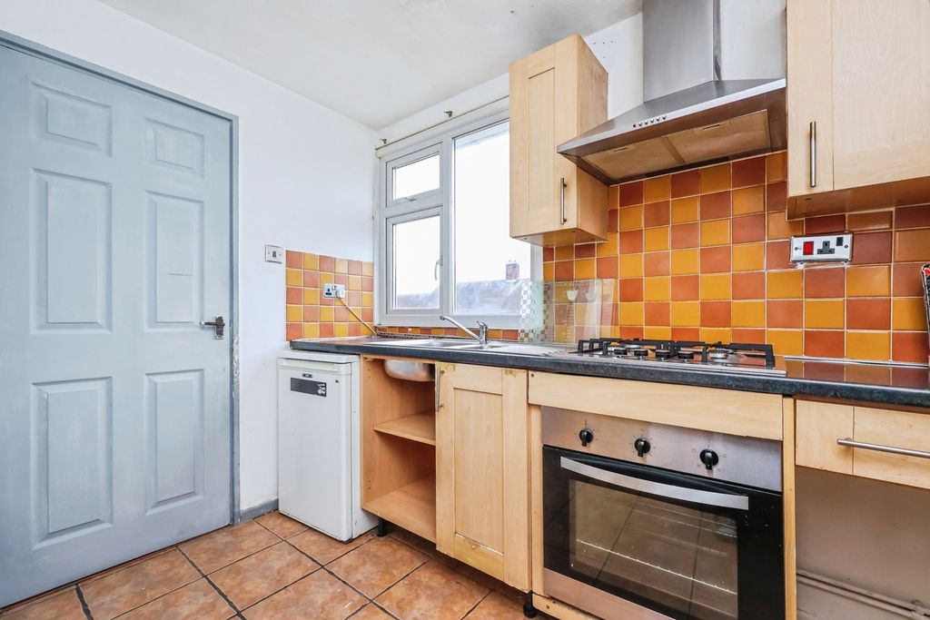 Property photo 3 of 14 Fitted Kitchen