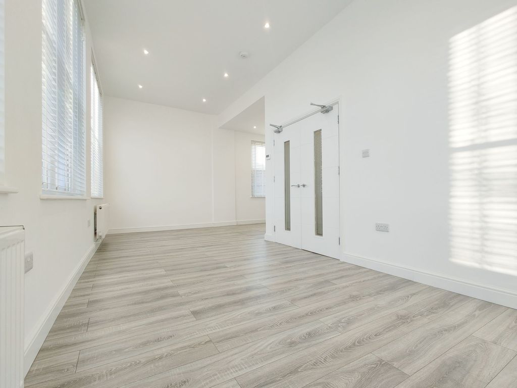 Property photo 2 of 9 Living / Dining Room