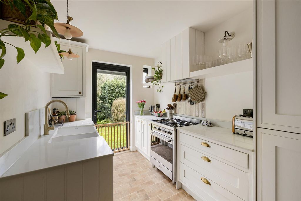 Property photo 3 of 42 Forest Court, E11