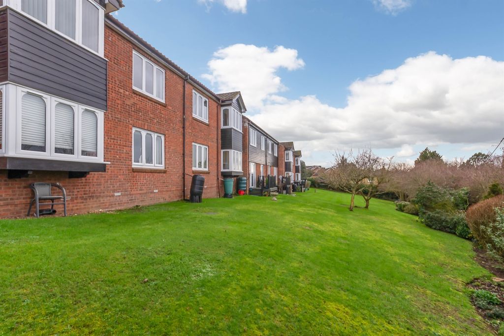 Property photo 1 of 10 Communal Gardens