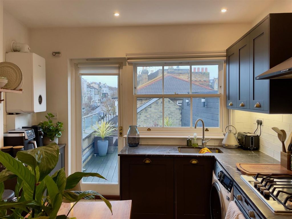 Property photo 3 of 12 Kitchen