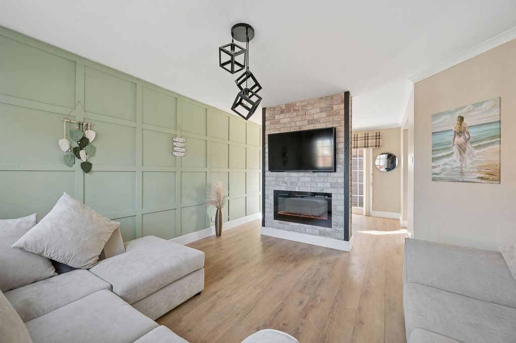 Property photo 2 of 42 Lounge