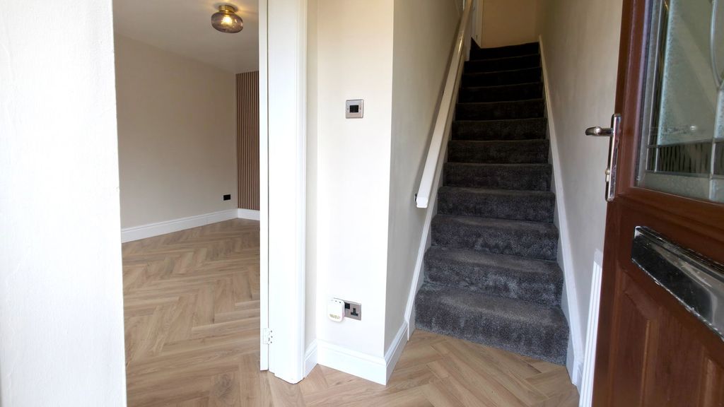 Property photo 2 of 32