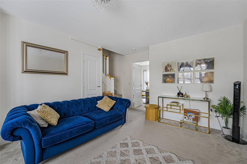 Property photo 2 of 18 Lounge