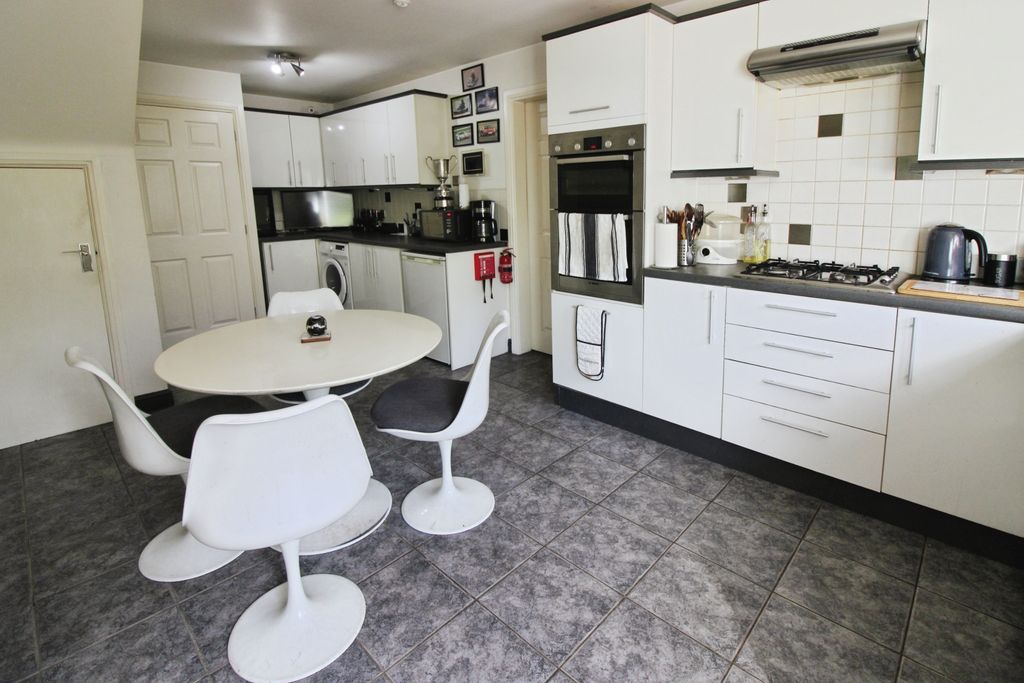 Property photo 3 of 17 Kitchen