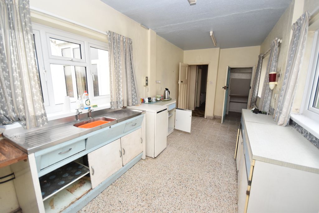 Property photo 2 of 18 Kitchen