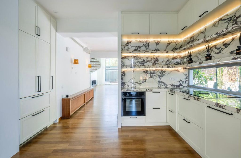 Property photo 3 of 44