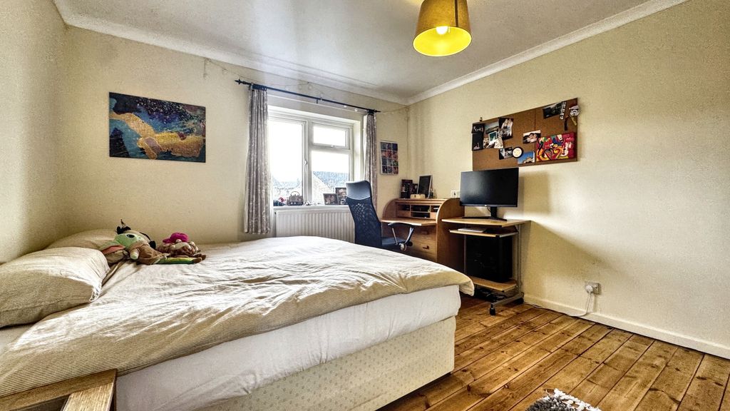 Property photo 3 of 19 Bedroom 21.Jpeg