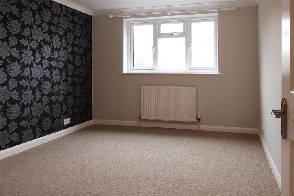 Property photo 2 of 6 Sussex Road 29A Bedroom.Jpg