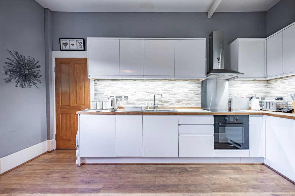 Property photo 3 of 33