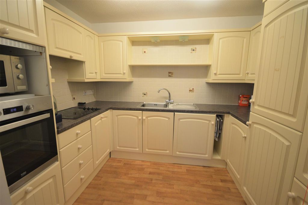 Property photo 3 of 8 Kitchen