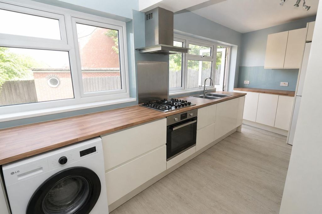 Property photo 3 of 12 Kitchen