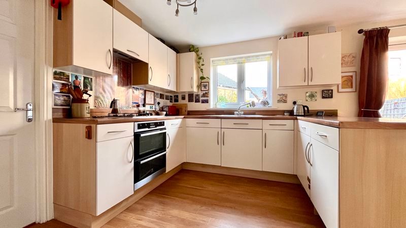 Property photo 3 of 17 Kitchen