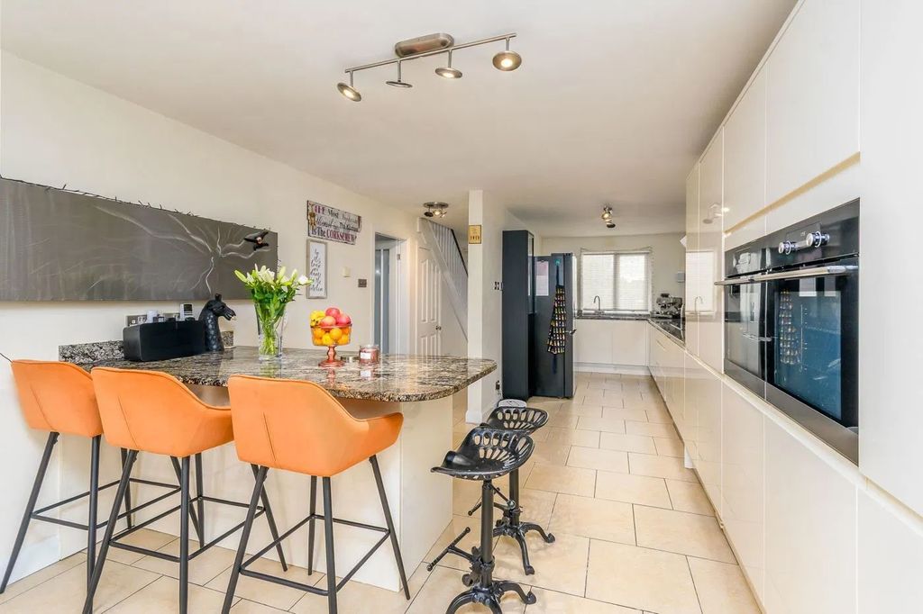 Property photo 3 of 24