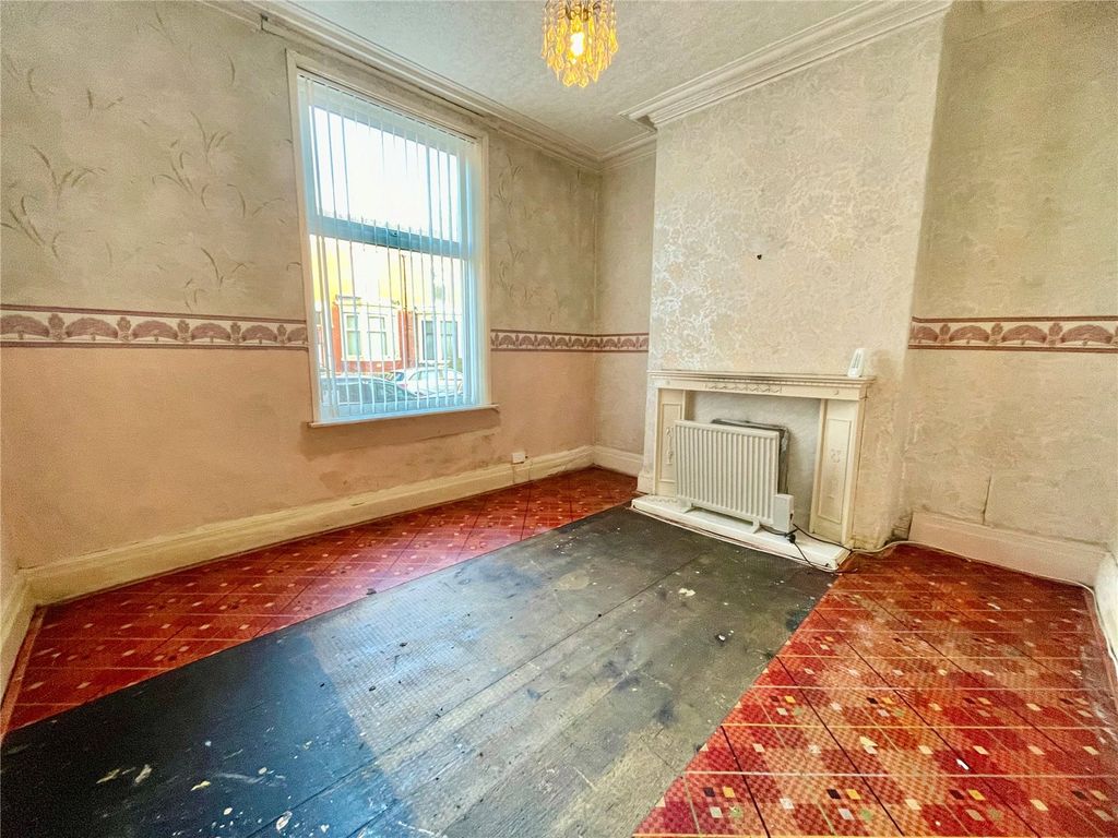 Property photo 3 of 12 Lounge