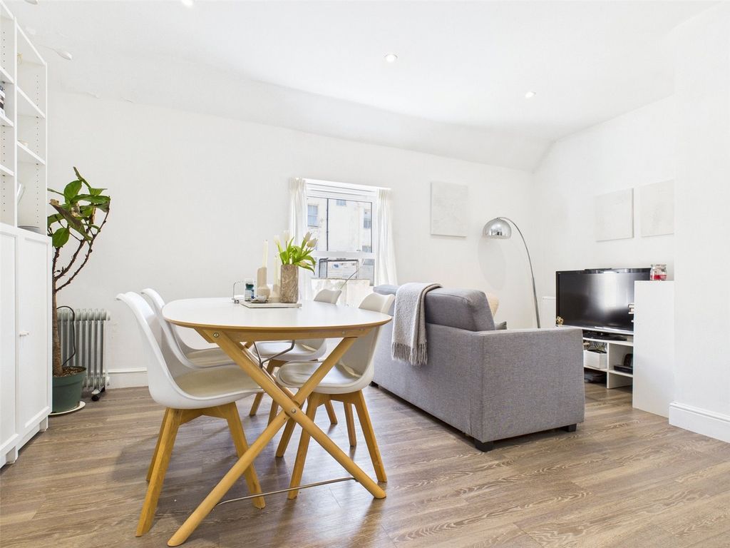 Property photo 3 of 26 Lounge