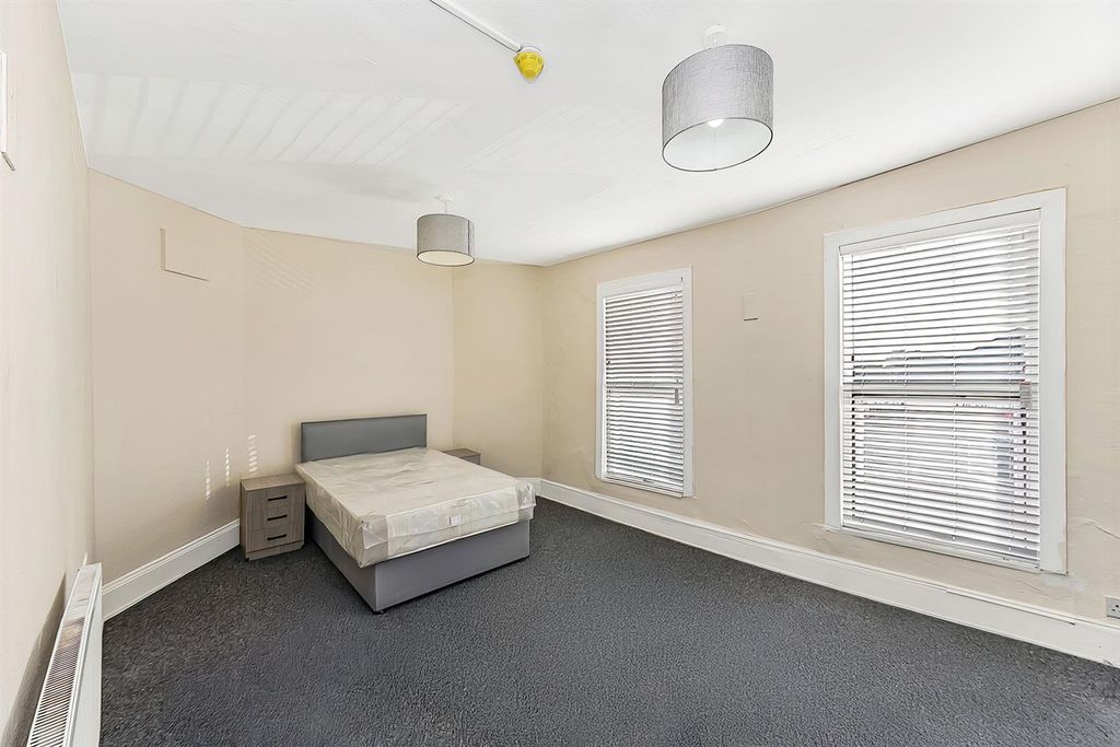 Property photo 1 of 9 425 High Road-8.Jpg