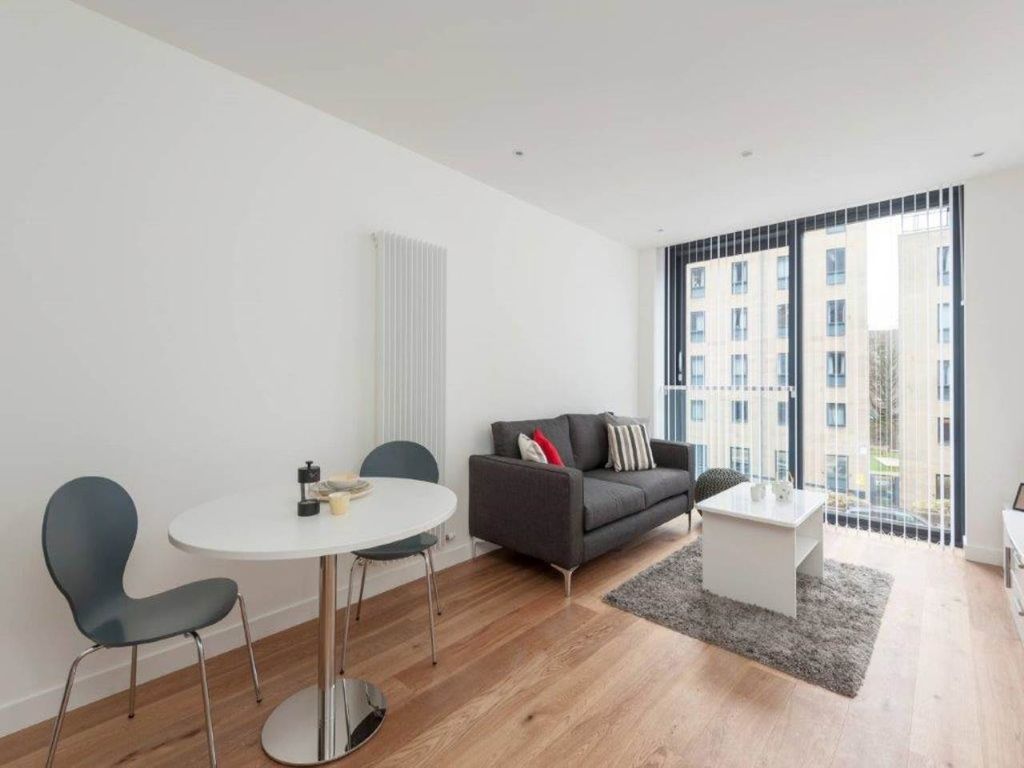 Property photo 3 of 8 Living 2