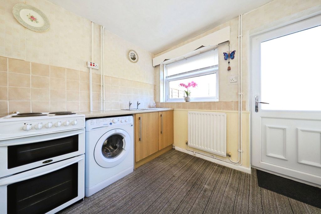 Property photo 3 of 10 Kitchen