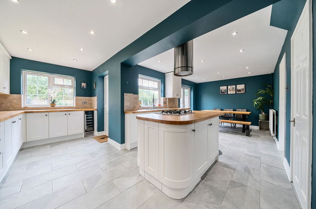 Property photo 2 of 17 Kitchen Island