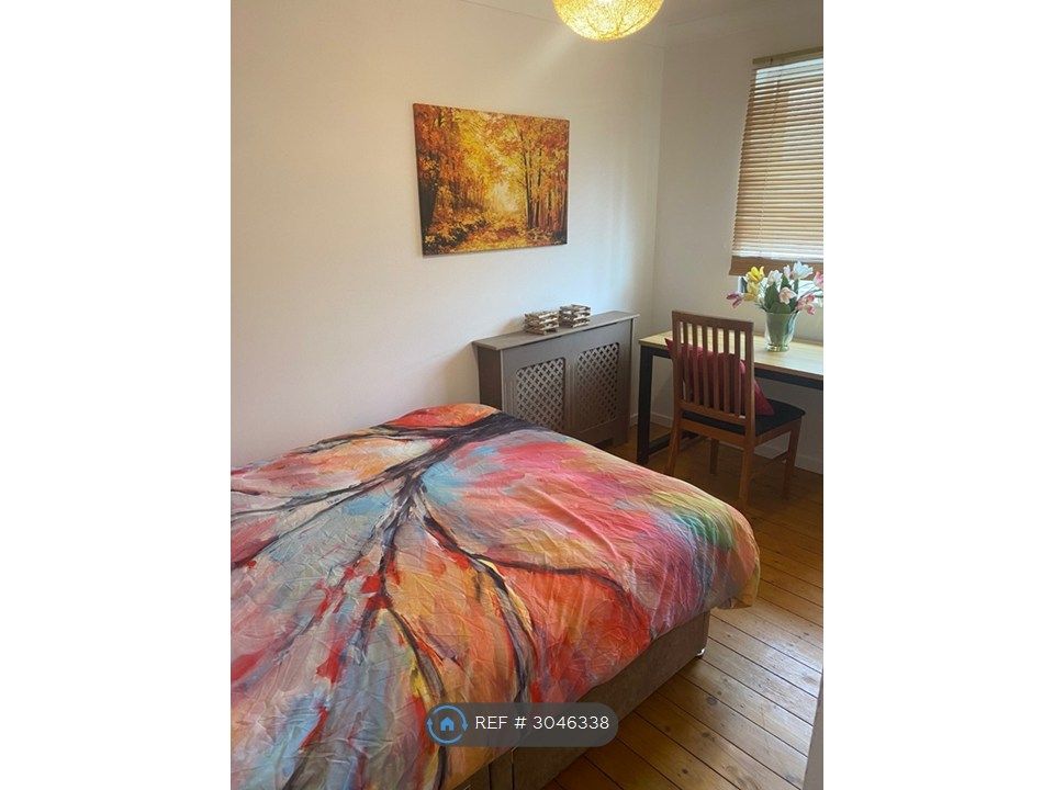 Property photo 1 of 7 Double Bedroom With Writing Desk