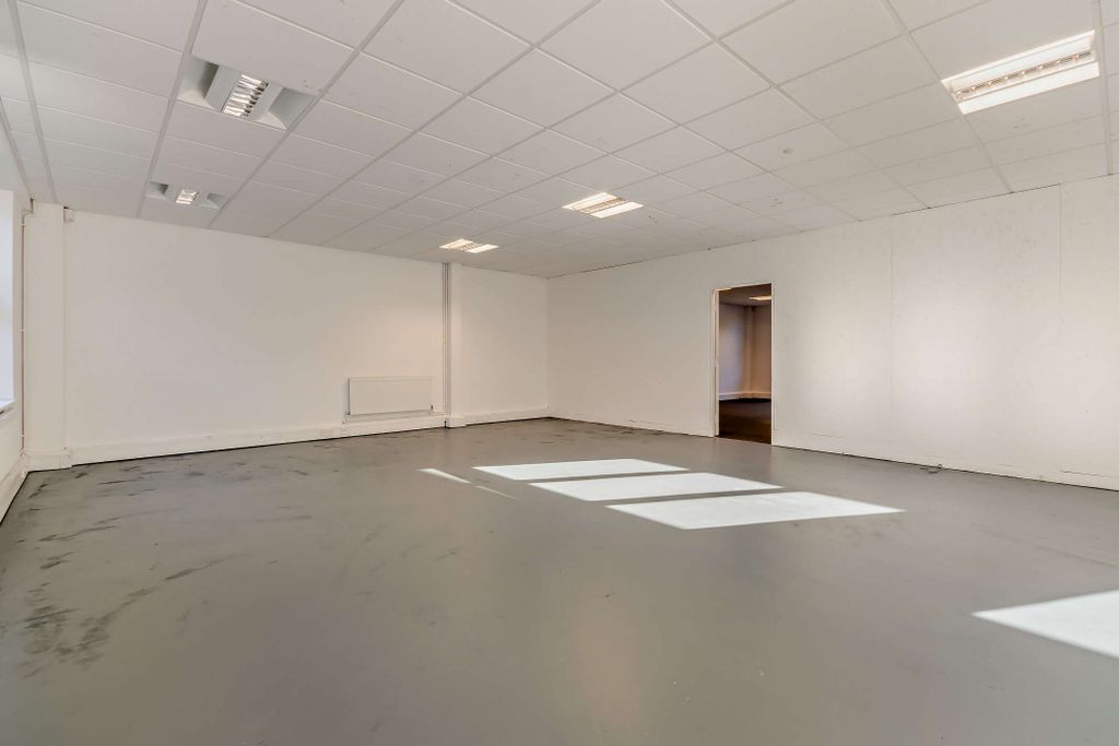 Property photo 3 of 19 8665721-Interior11-800