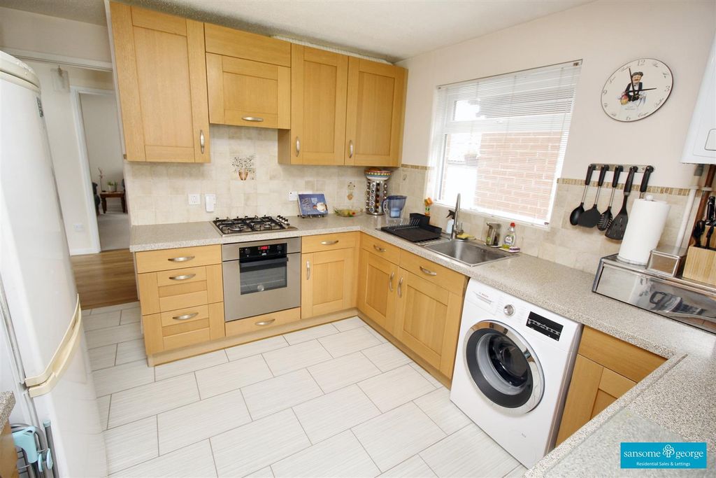 Property photo 3 of 16 Kitchen