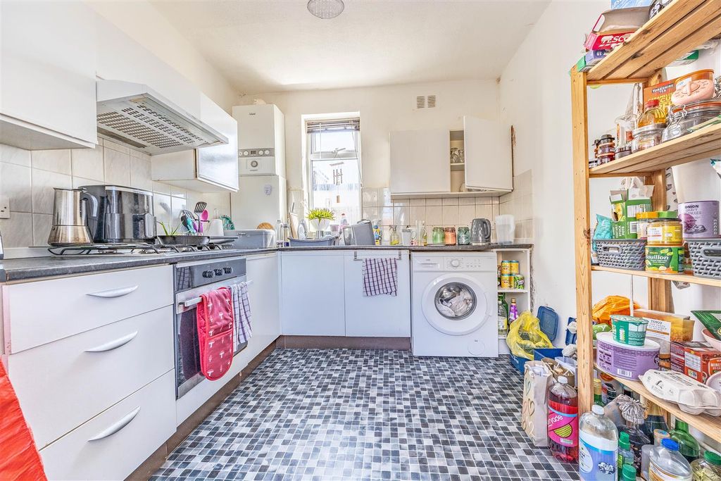 Property photo 3 of 11 Kitchen