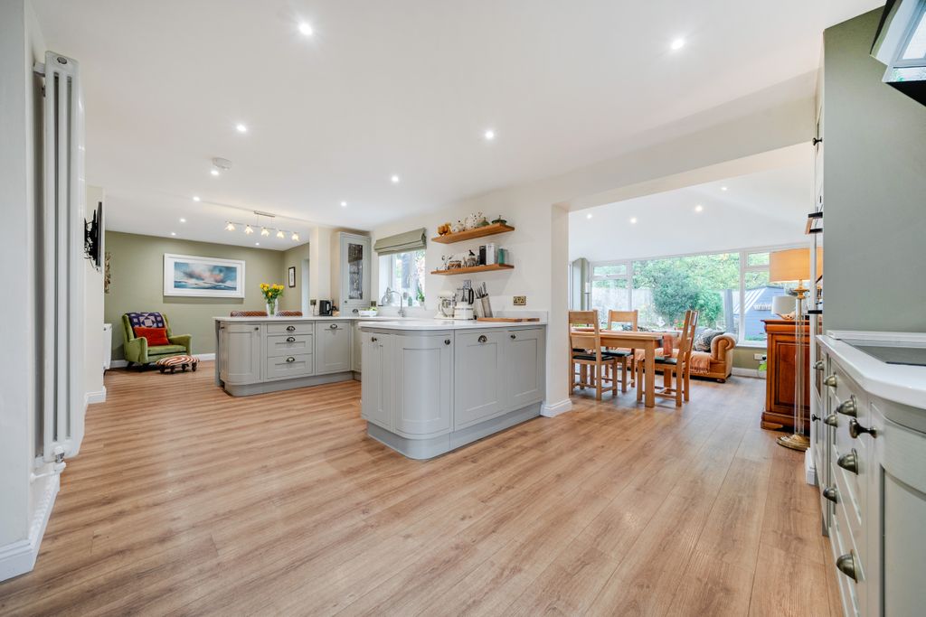 Property photo 3 of 27 Kitchen / Breakfast Room